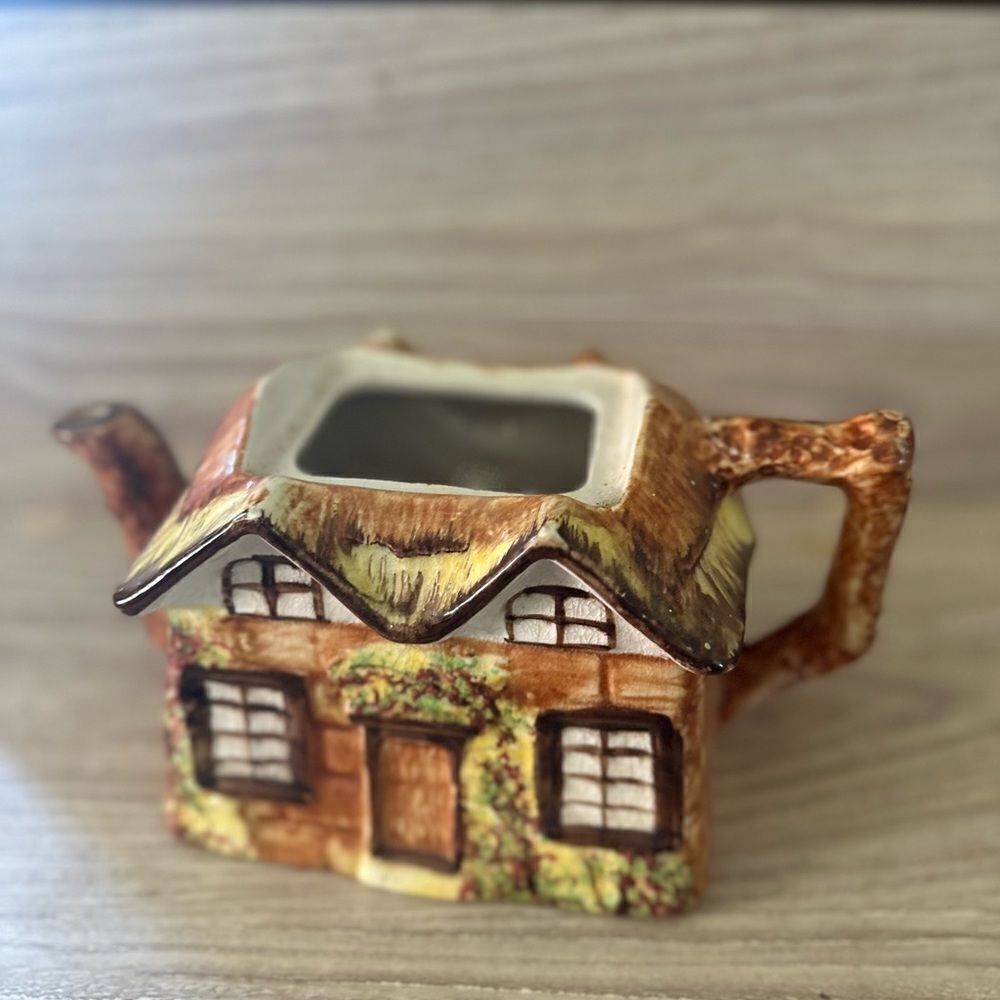 Cottage ware - vintage 1940s - ceramic teapot